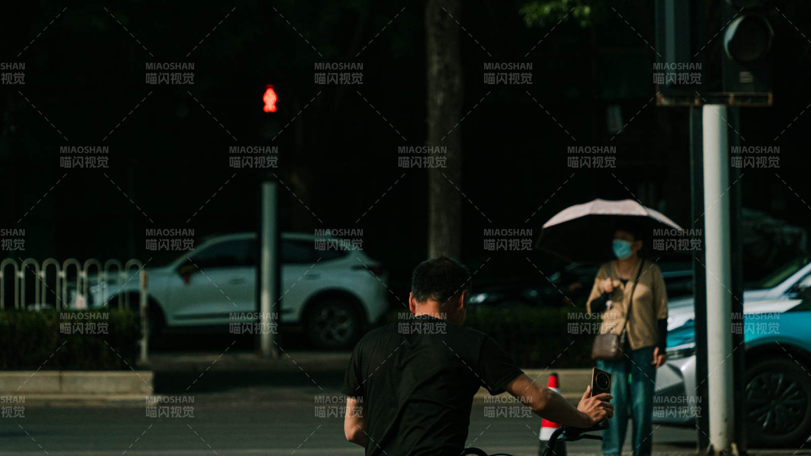 等待绿灯的行人图片