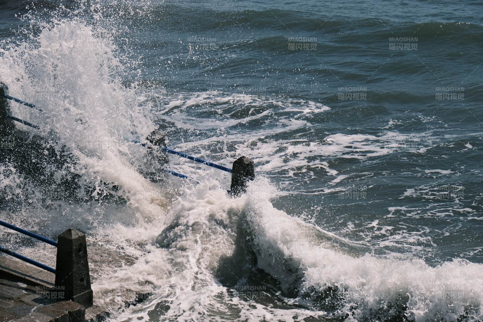 海浪冲击码头图片