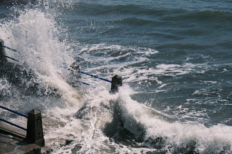 海浪冲击码头图片