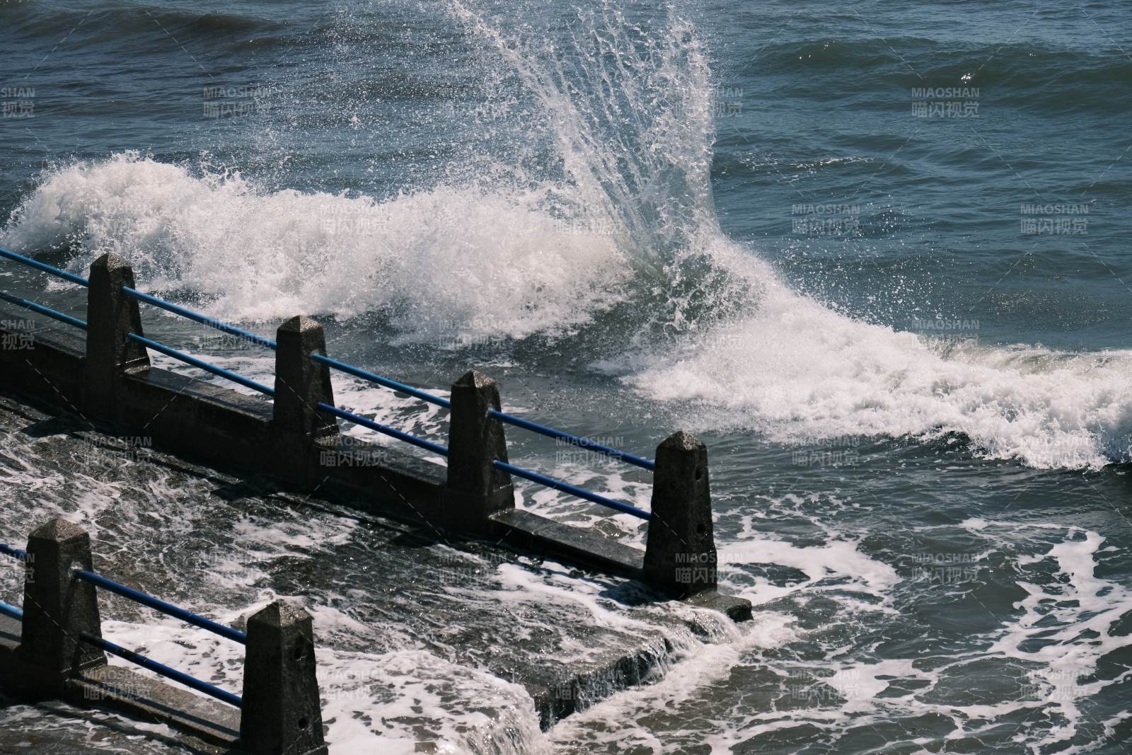 海浪冲击防波堤图片