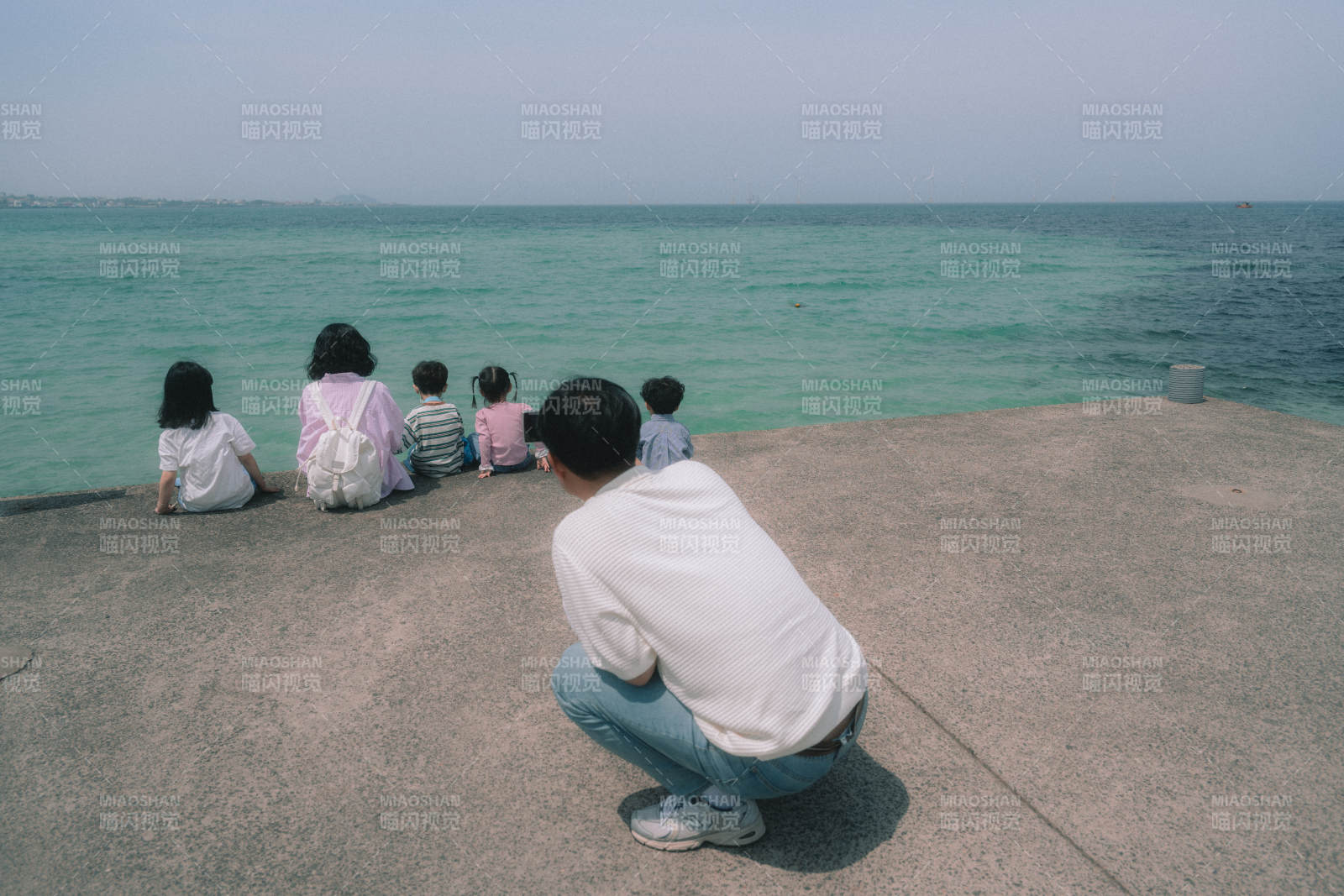 海边的亲子时光图片