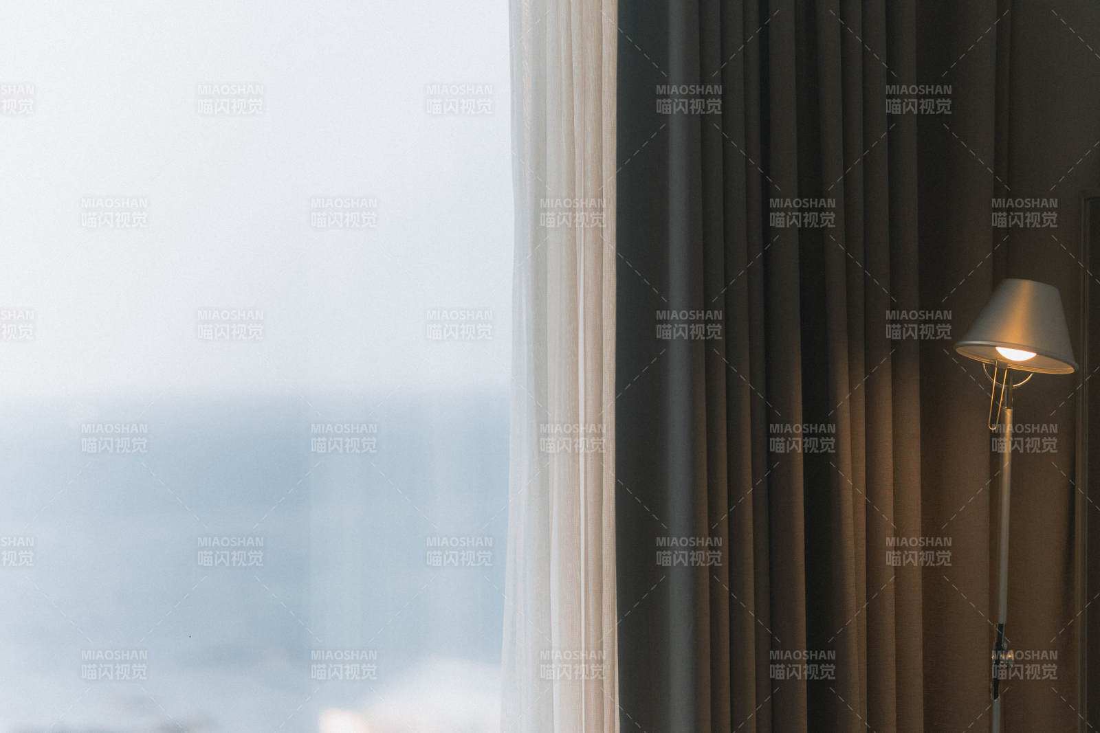 窗帘与灯图片