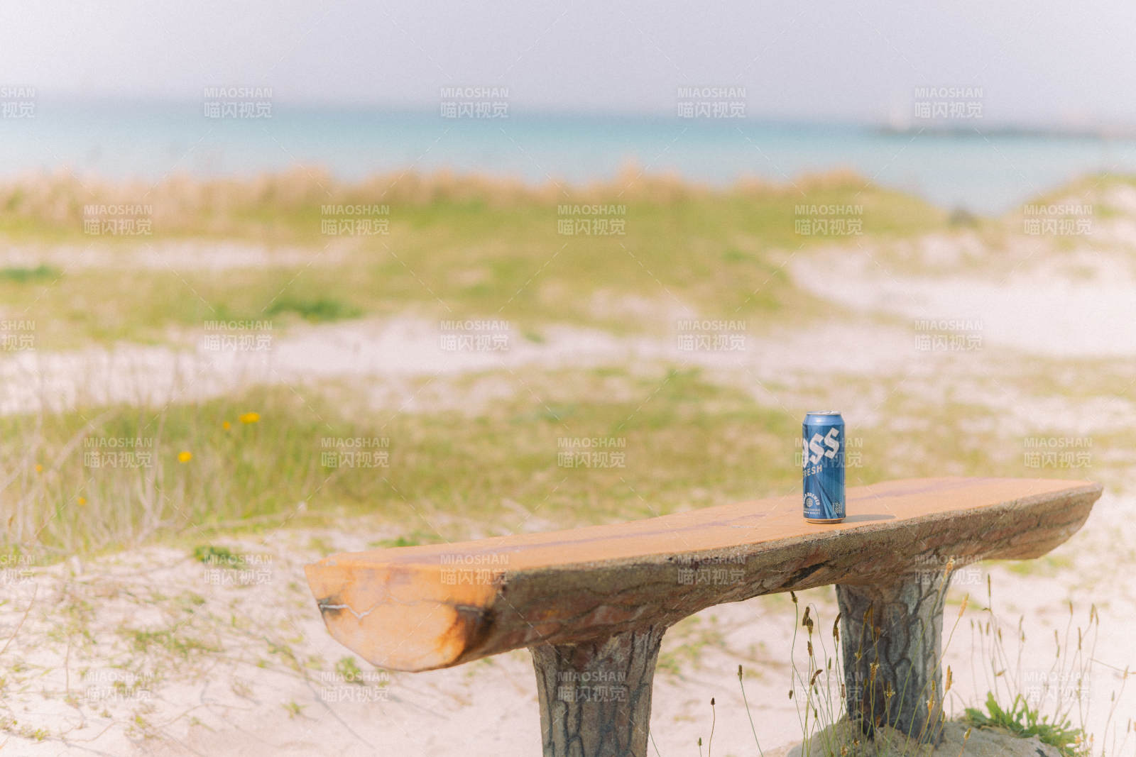 海滩上的孤独罐装饮料图片