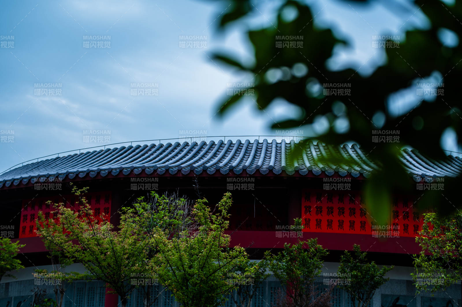 古寺红窗绿树映—大冶尹家湖图片