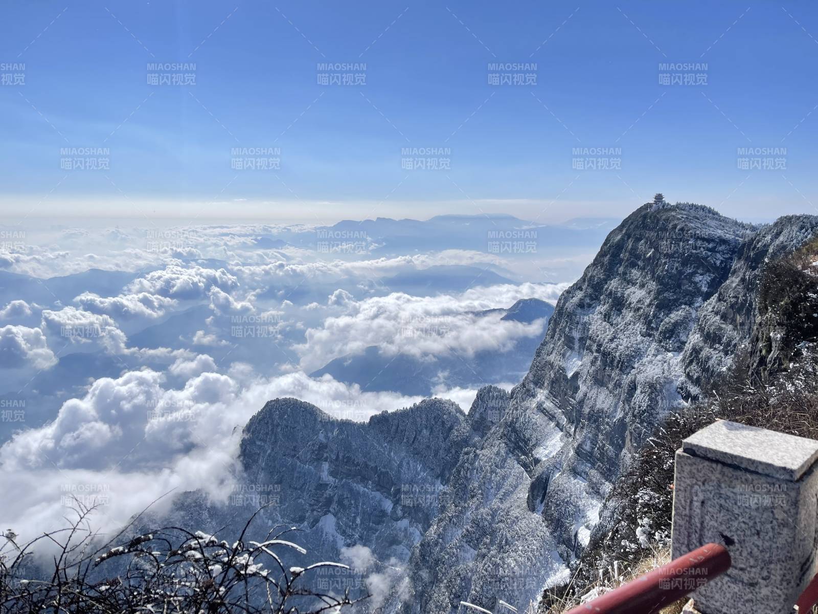 云海之上的雪山图片