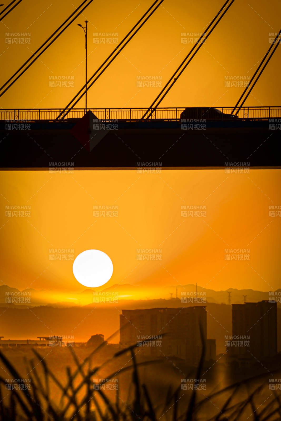夕阳下的城市剪影图片