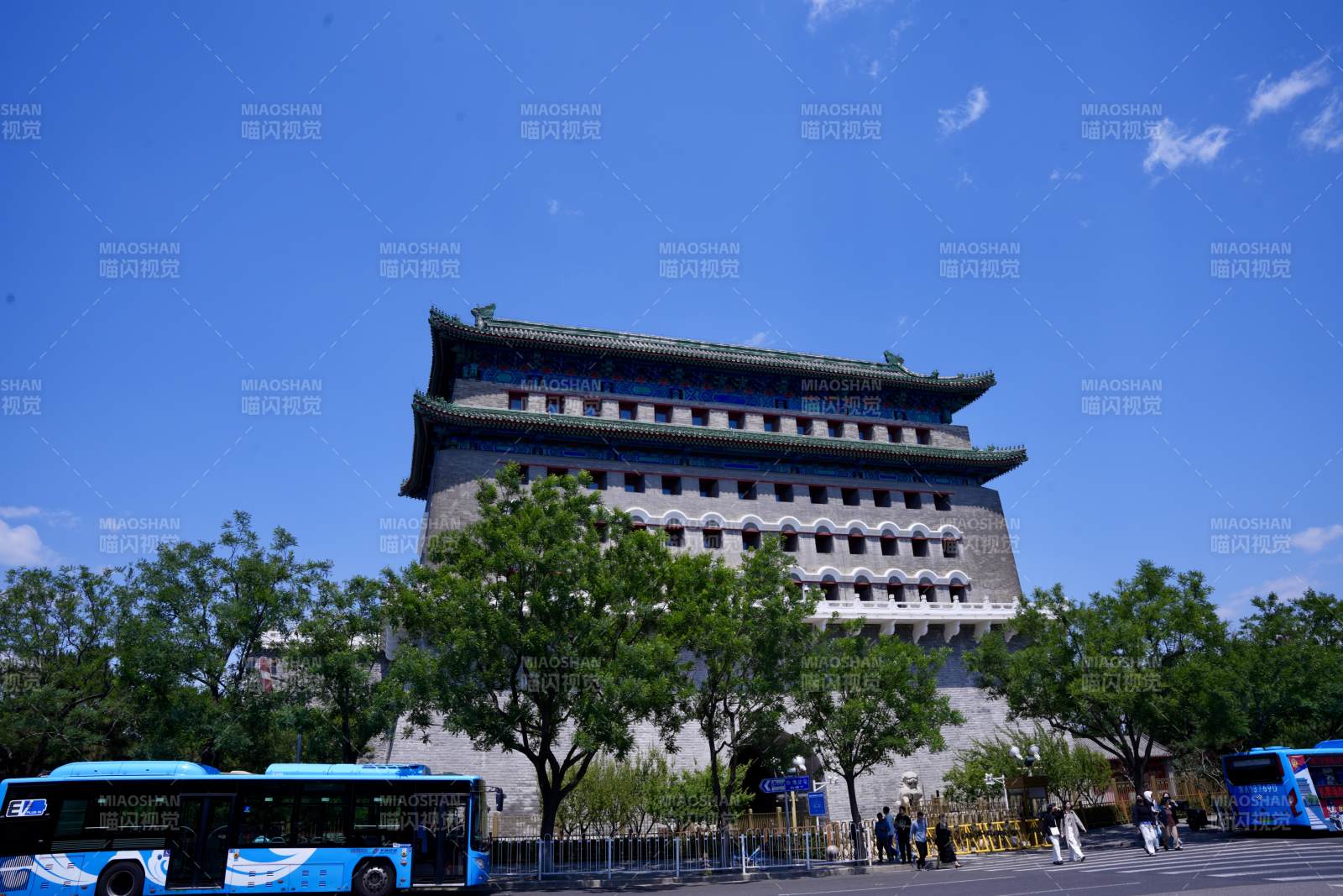 北京前门大街前的公交车图片