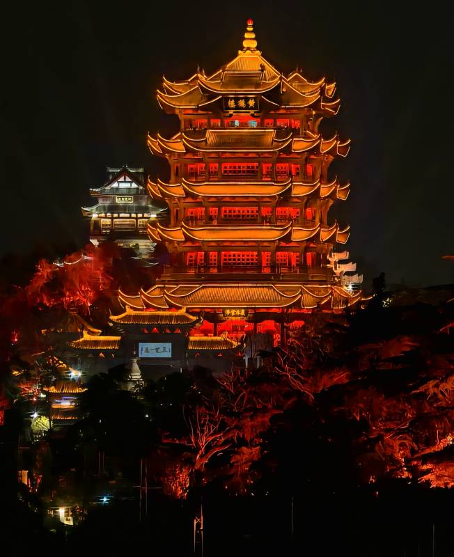 夜色中的金色古塔图片