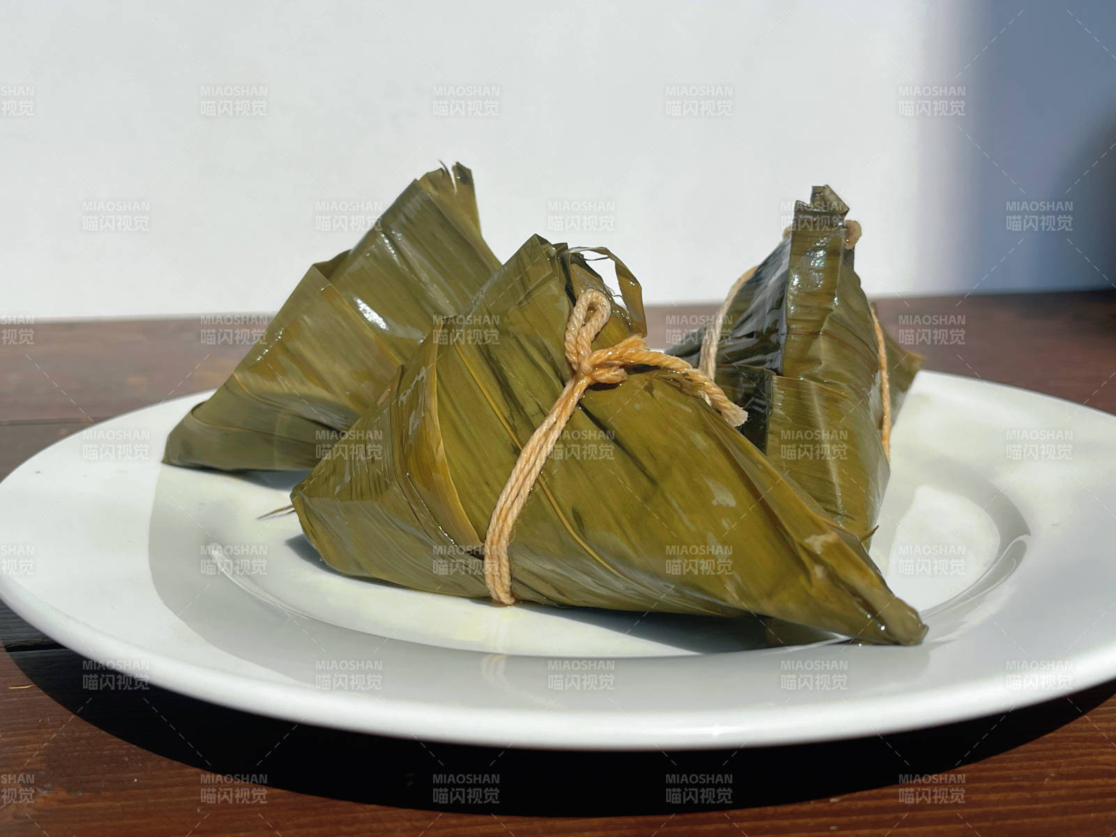 粽子三只盘中放端午节图片