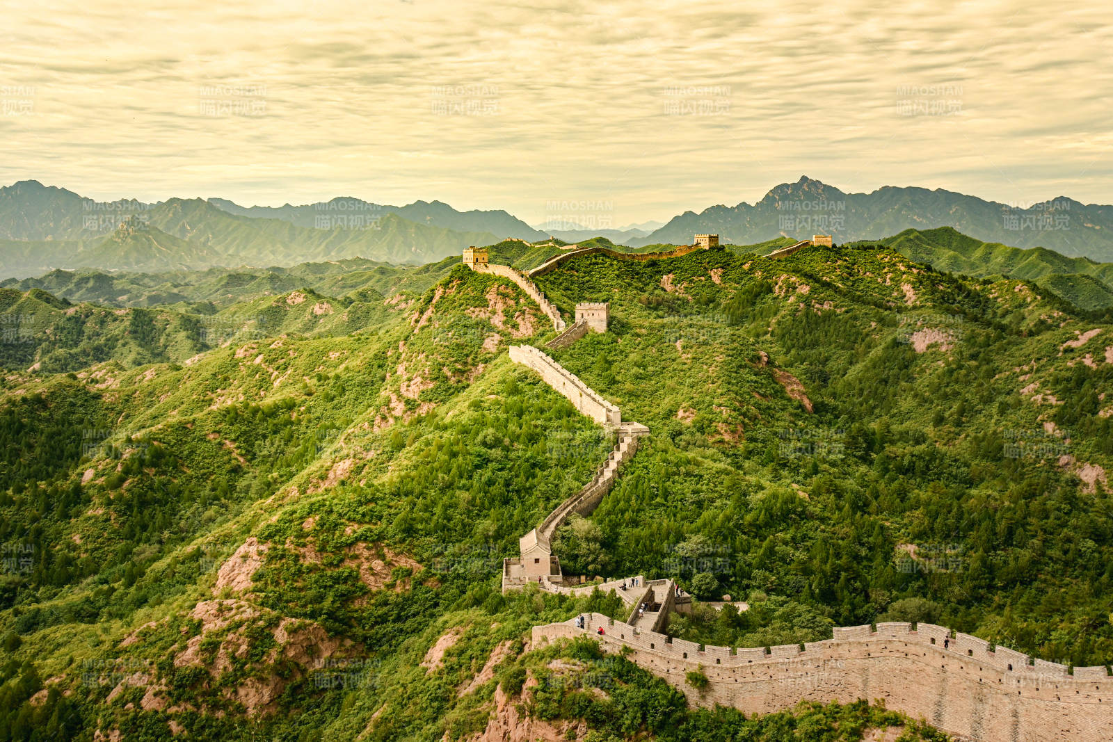 长城蜿蜒于青山之间图片