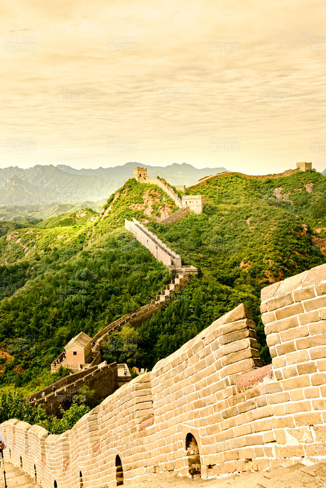长城蜿蜒山间图片