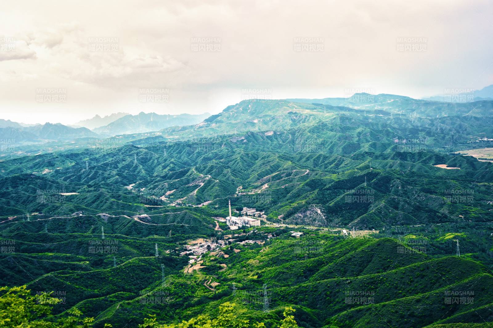 青山环绕的山谷小镇图片