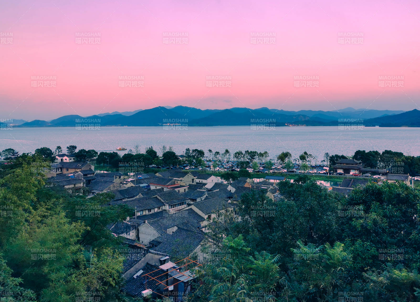 夕阳下的湖畔小镇图片