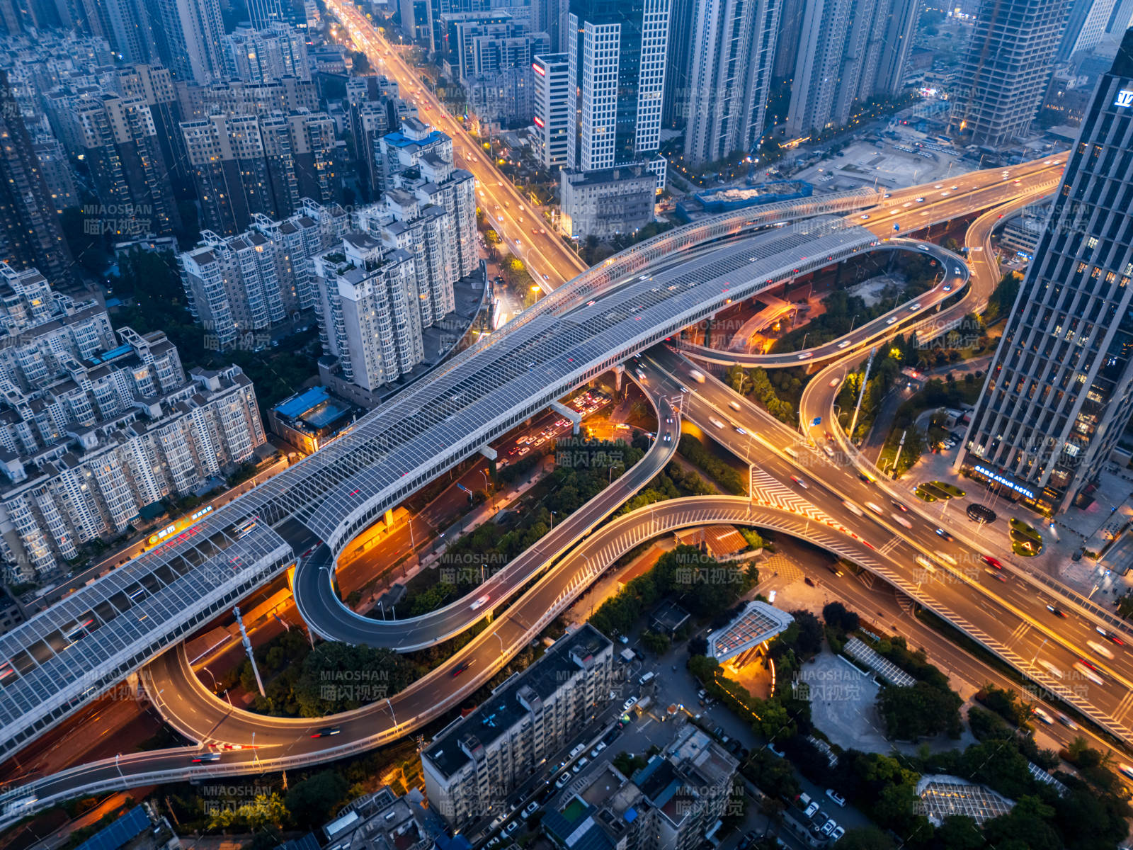 湖北省武汉市尤李立交桥夜景航拍图片