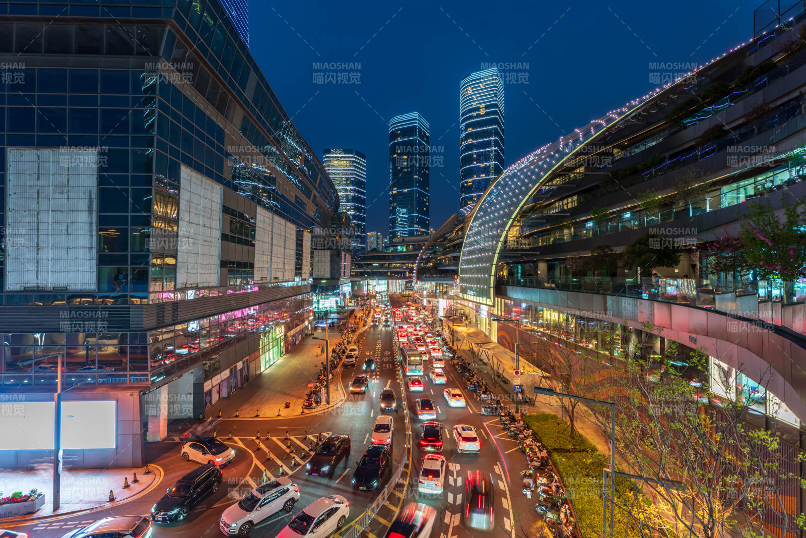 江苏省苏州市夜幕下的城市交通图片