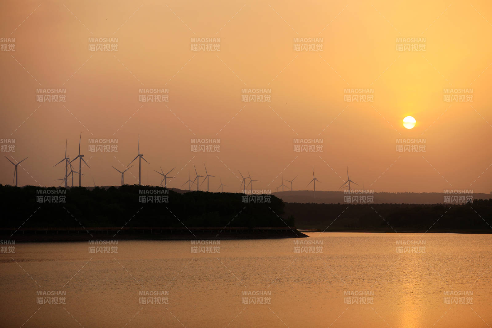 夕阳下的风车与湖光图片