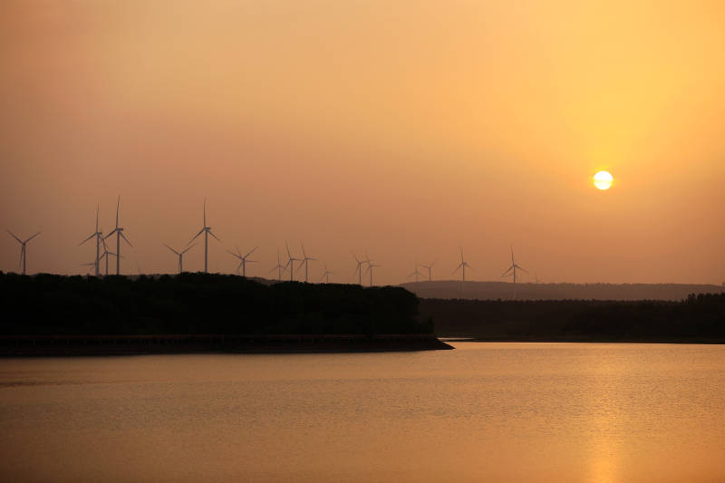 夕阳下的风车与湖光图片