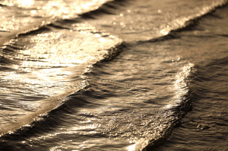 夕阳下的波光粼粼图片