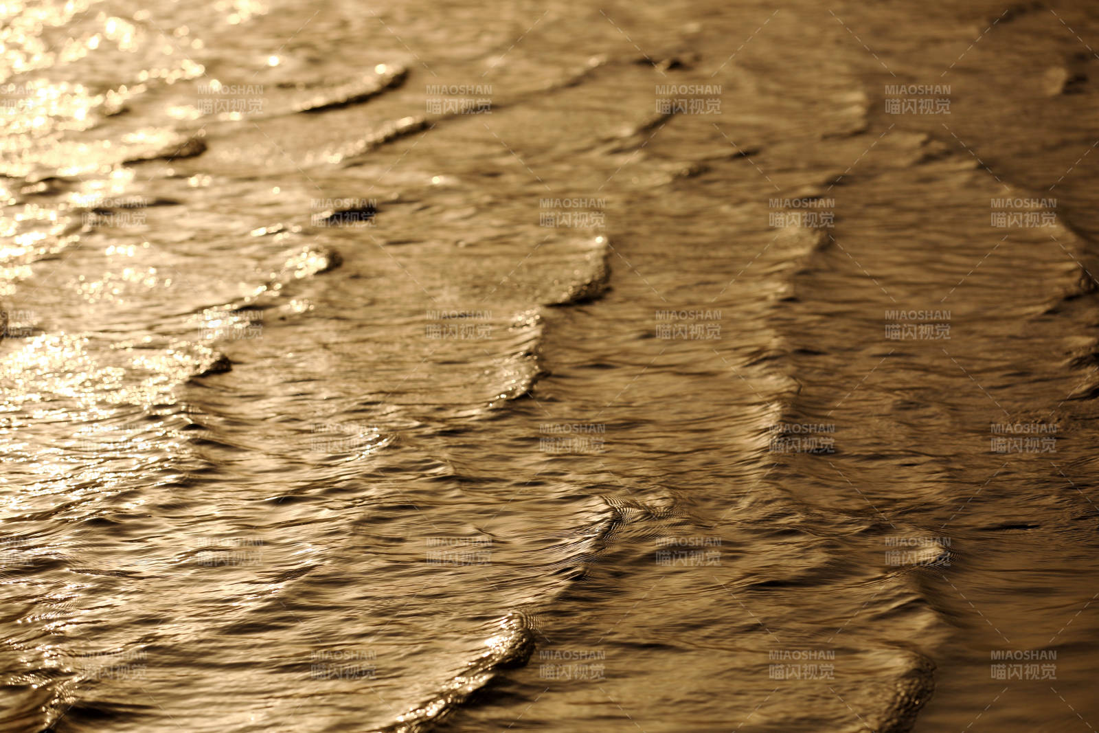 金色波纹水面图片