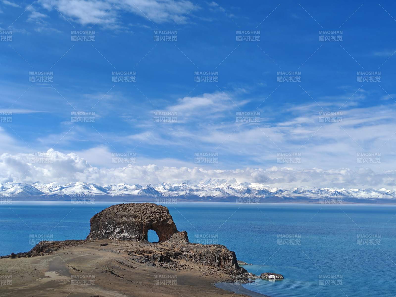 湖畔的天然石拱门图片