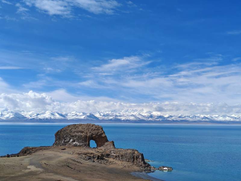 湖畔的天然石拱门图片