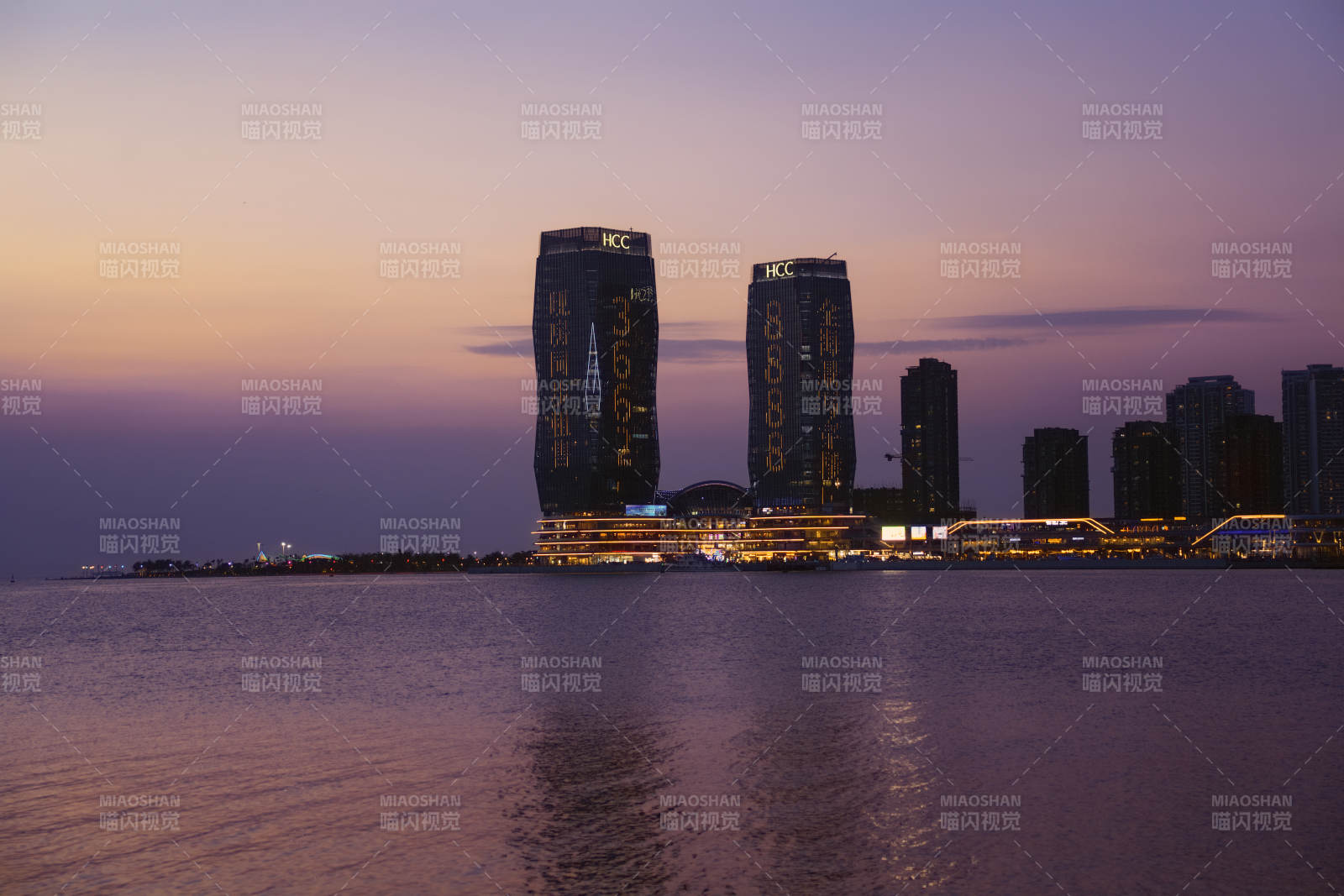 暮色中的城市天际线图片