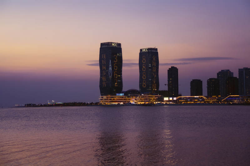 暮色中的城市天际线图片