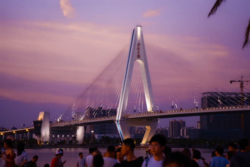 夕阳下的城市桥梁图片