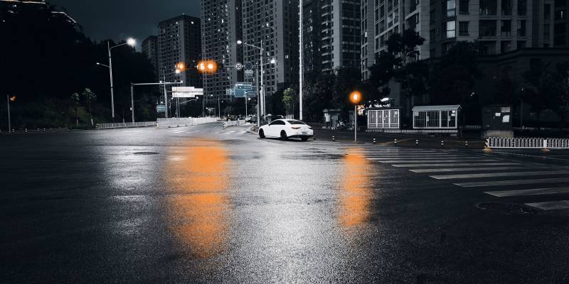 夜色下的城市街道图片