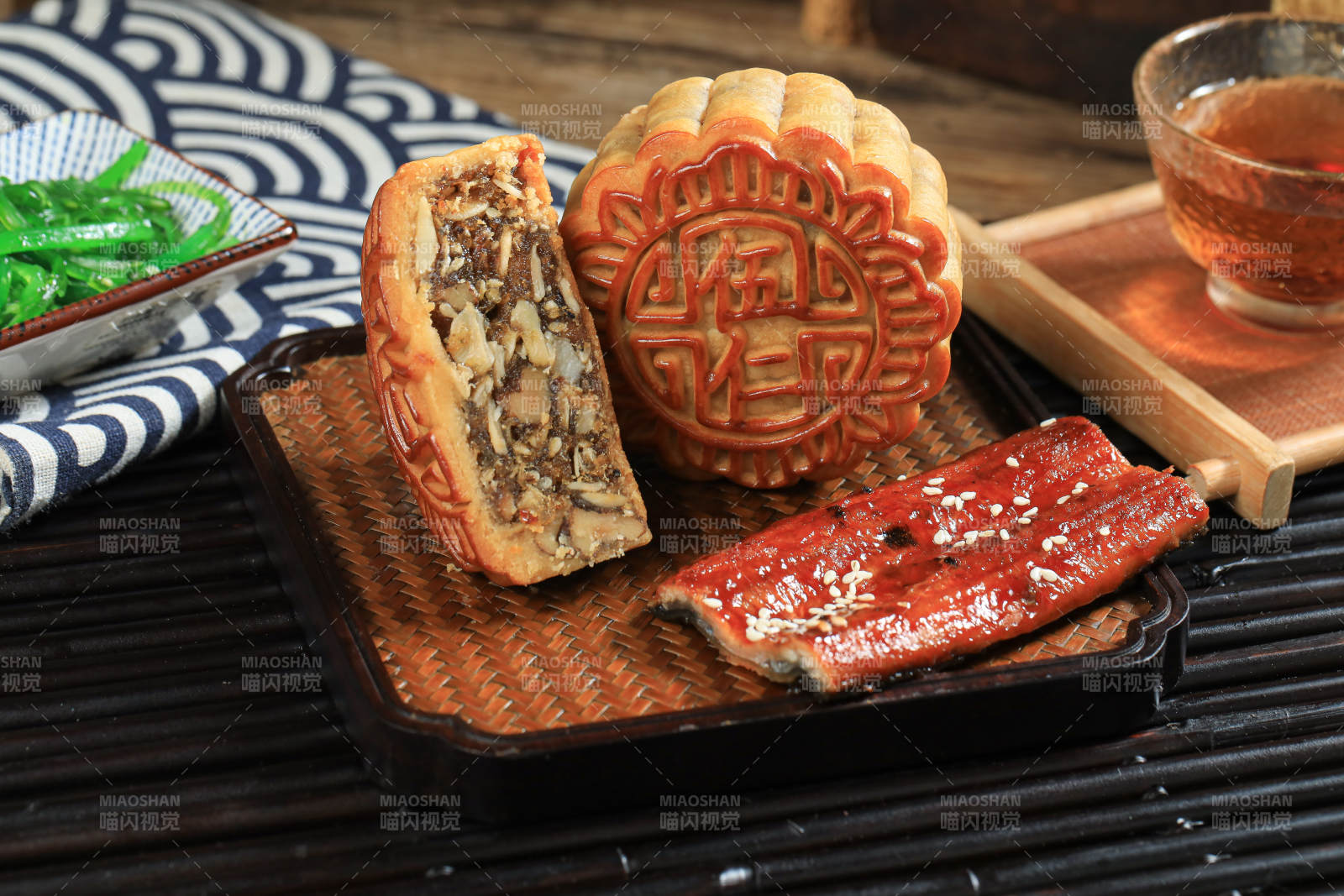 月饼和烤鳗鱼图片