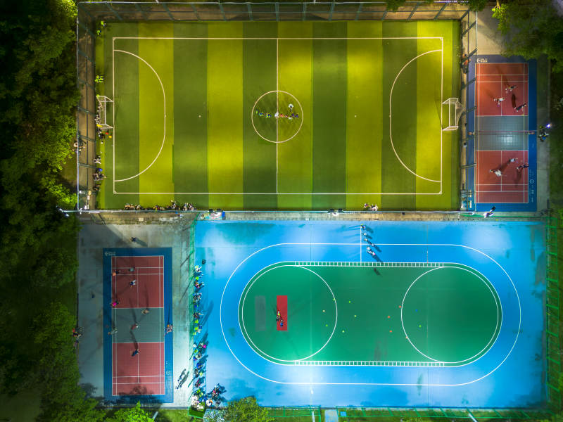 夜幕下的运动场图片