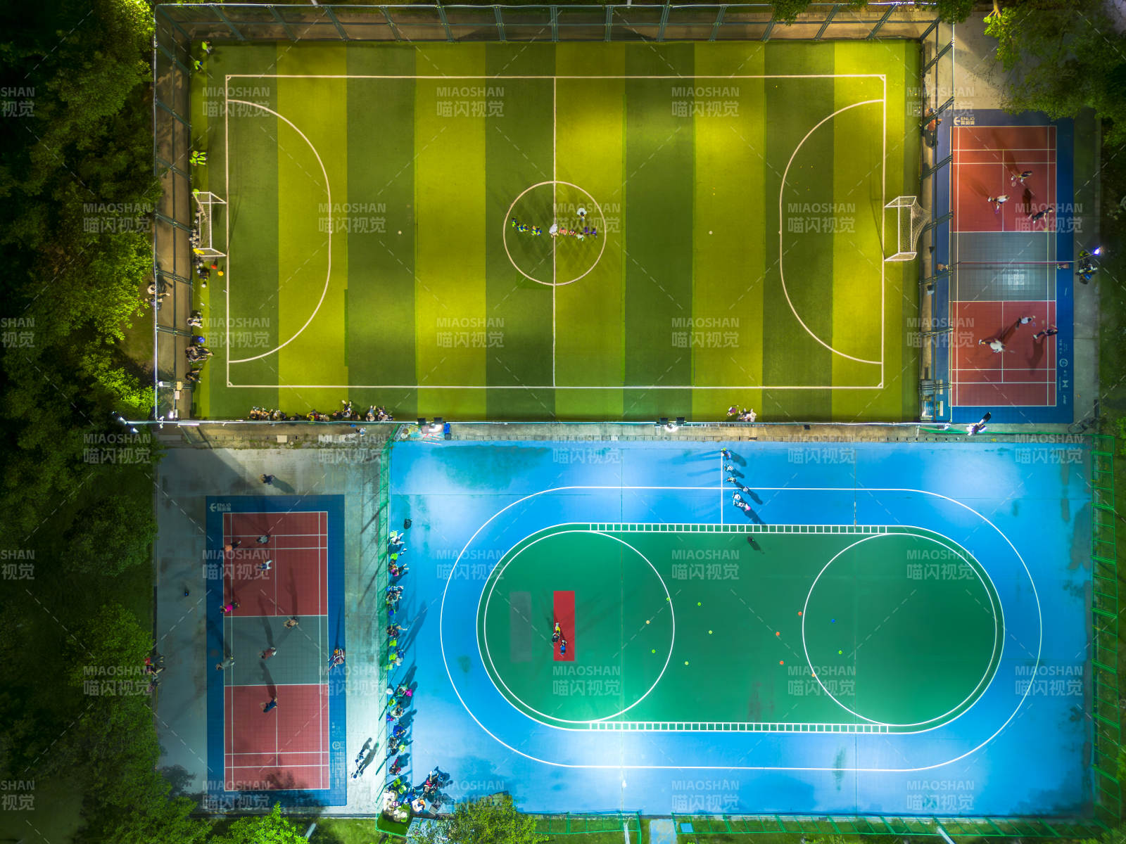 夜幕下的运动场图片