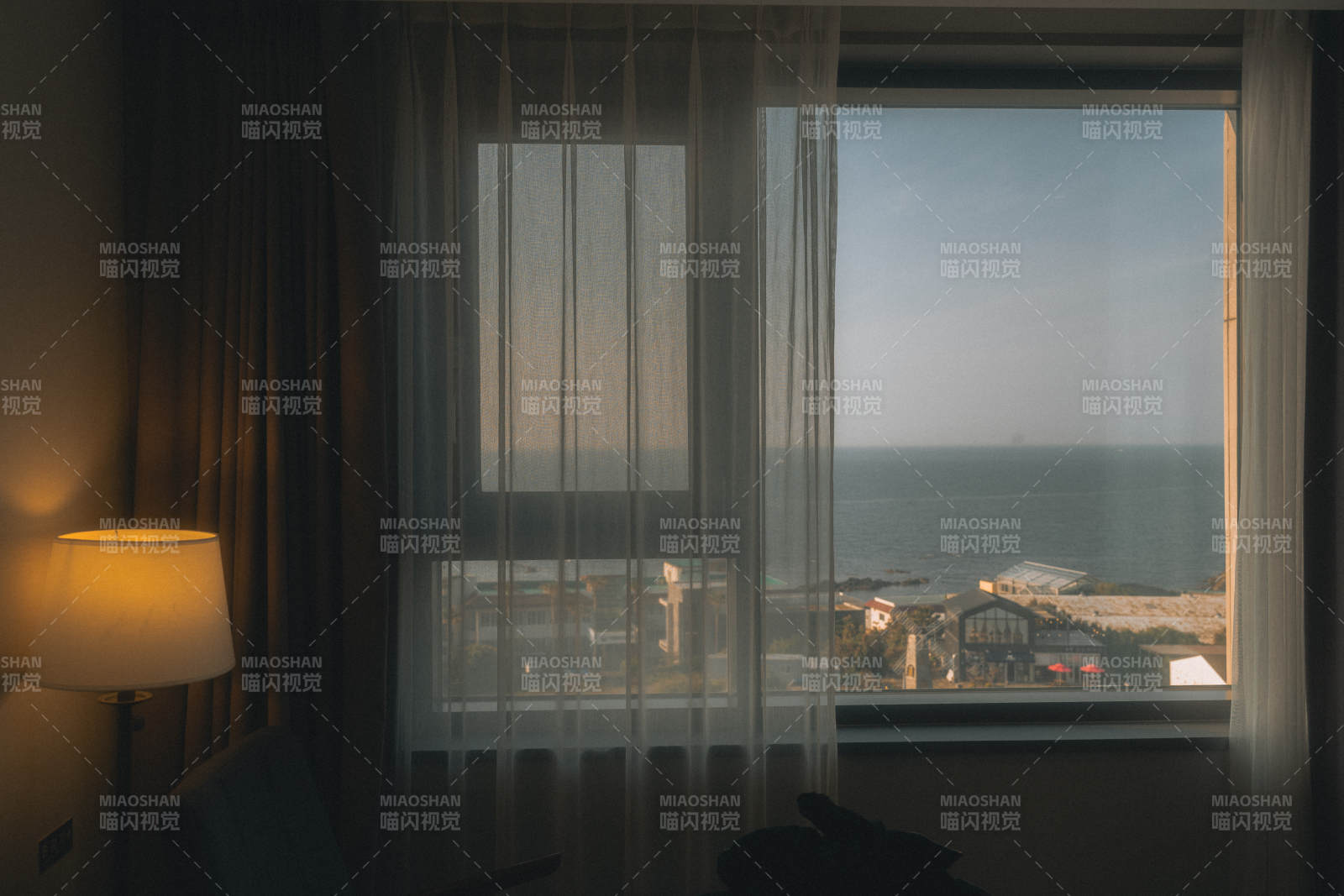 海景窗边的宁静时光图片