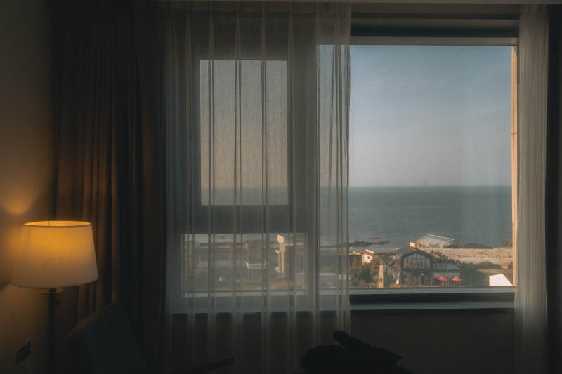 海景窗边的宁静时光图片