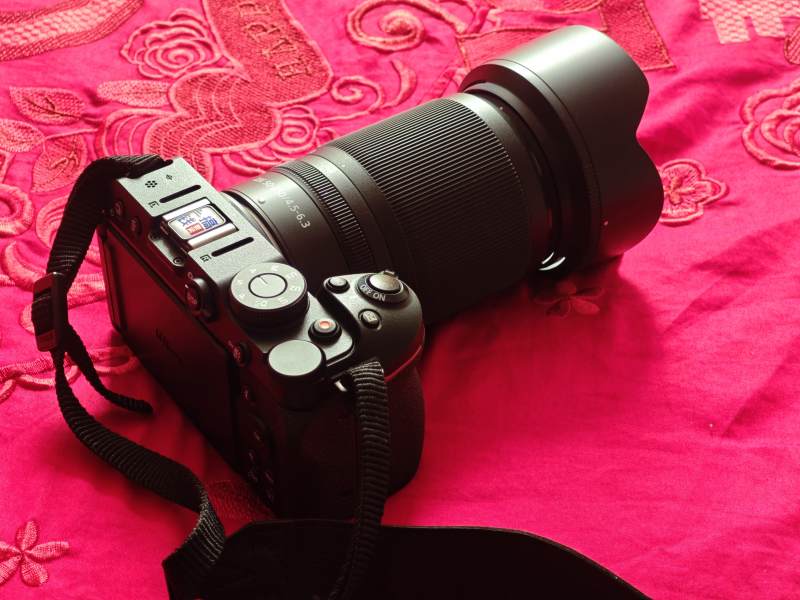 黑色相机与红色背景图片