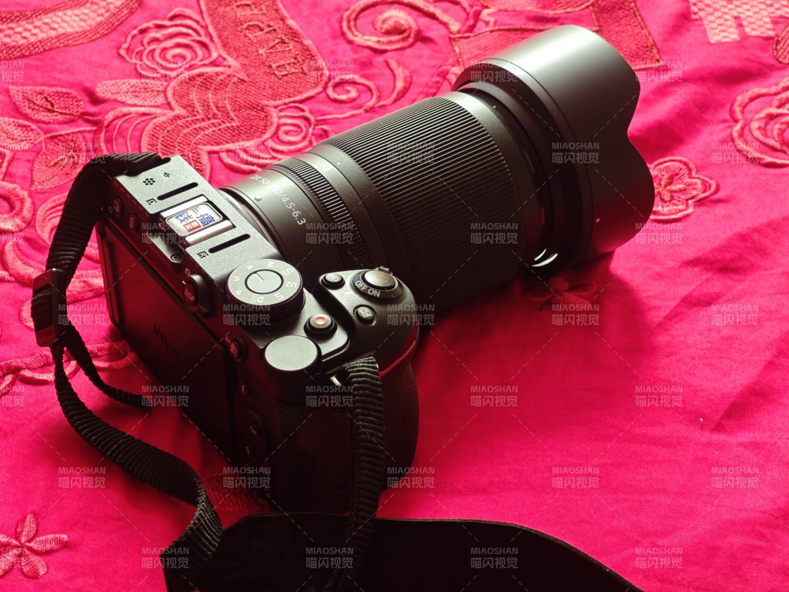 黑色相机与红色背景图片