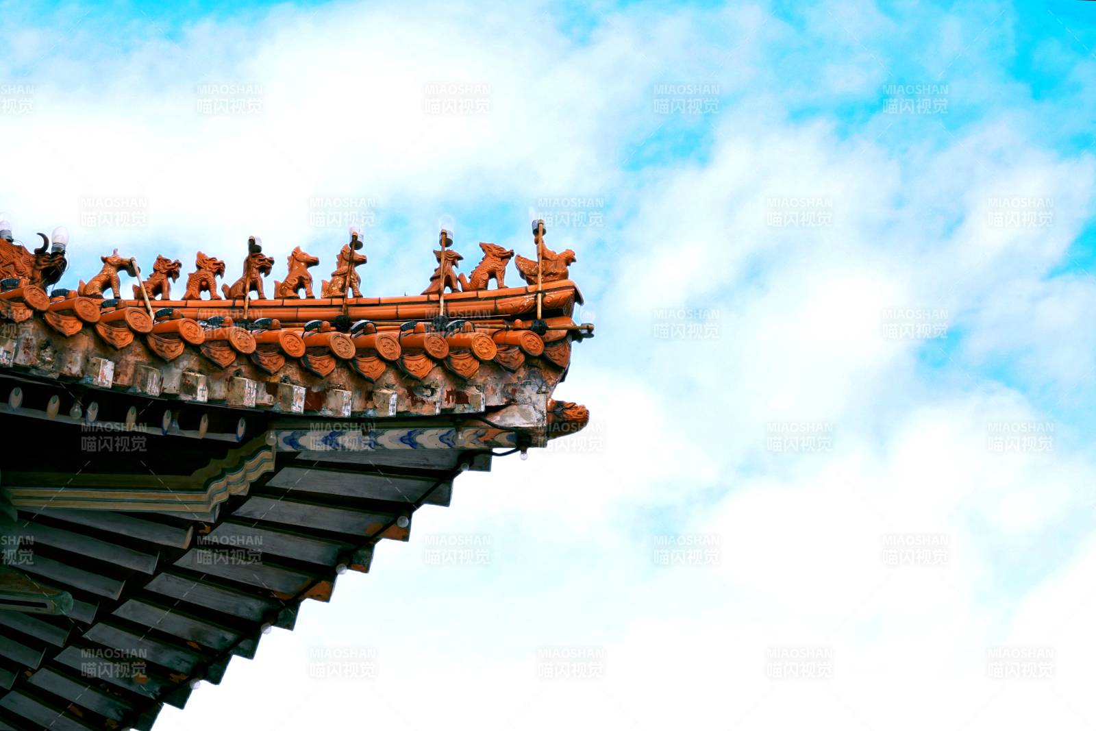 古建筑屋檐与蓝天图片