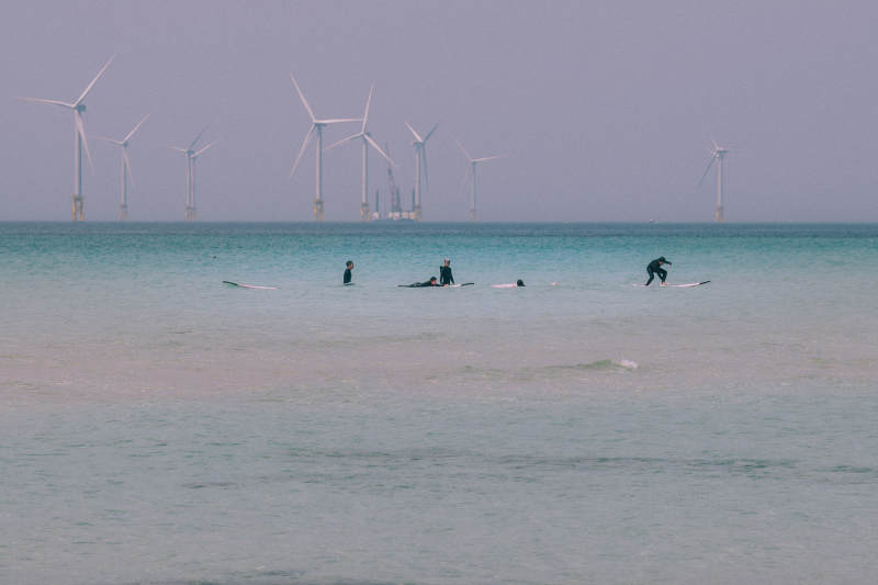 海上风车与冲浪者图片