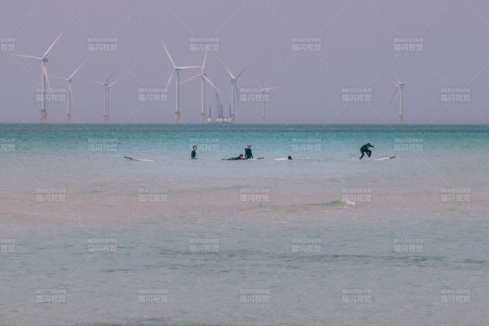 海上风车与冲浪者图片