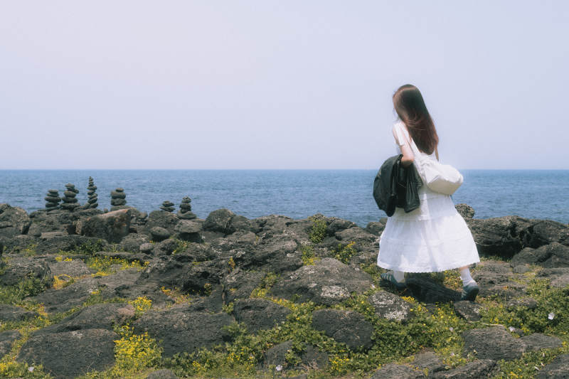 海边祈祷的女孩图片