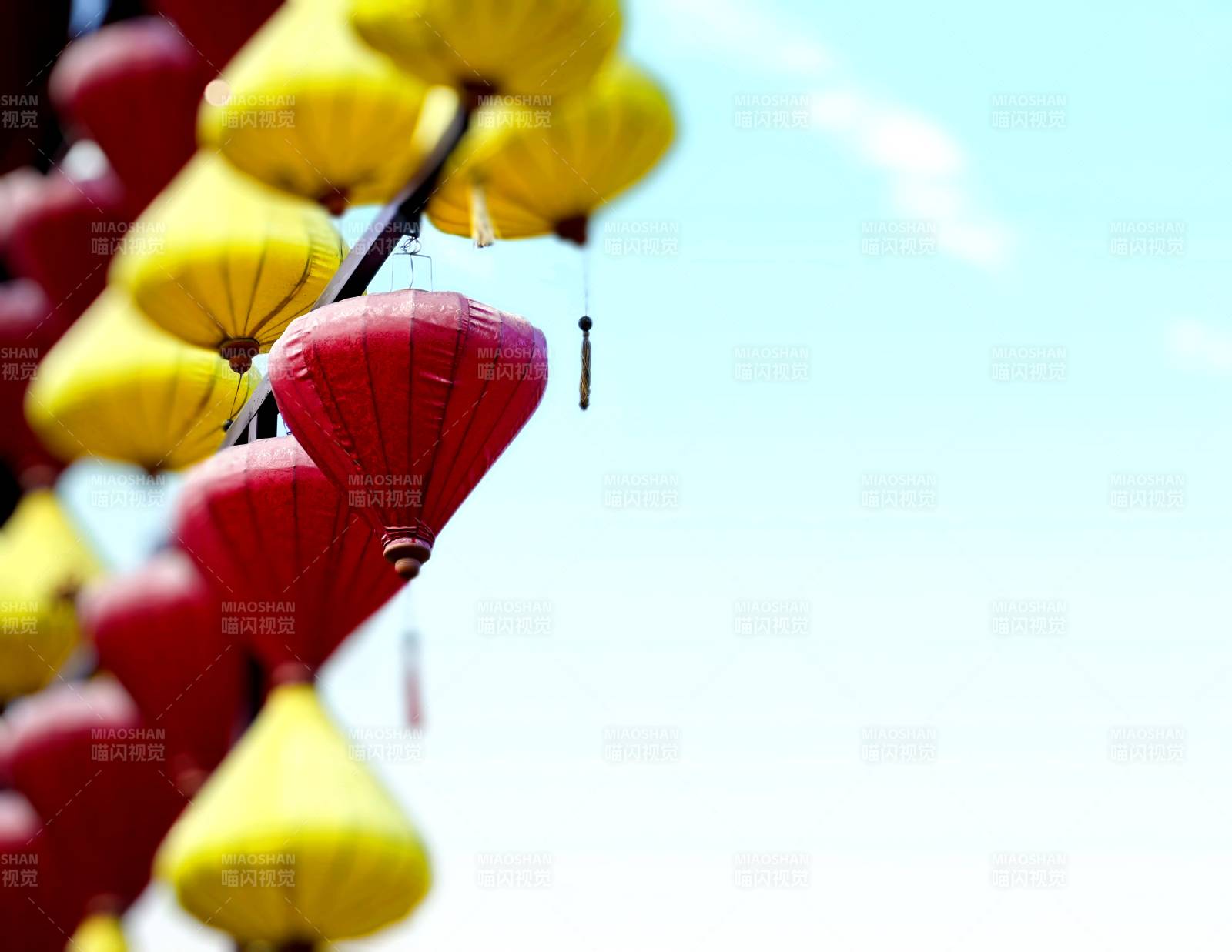 灯笼映蓝天图片