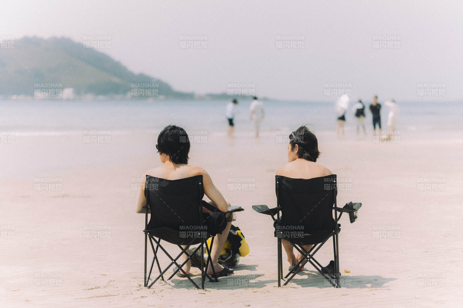 海滩上的悠闲时光图片