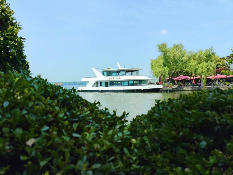 西湖湖畔游船图片