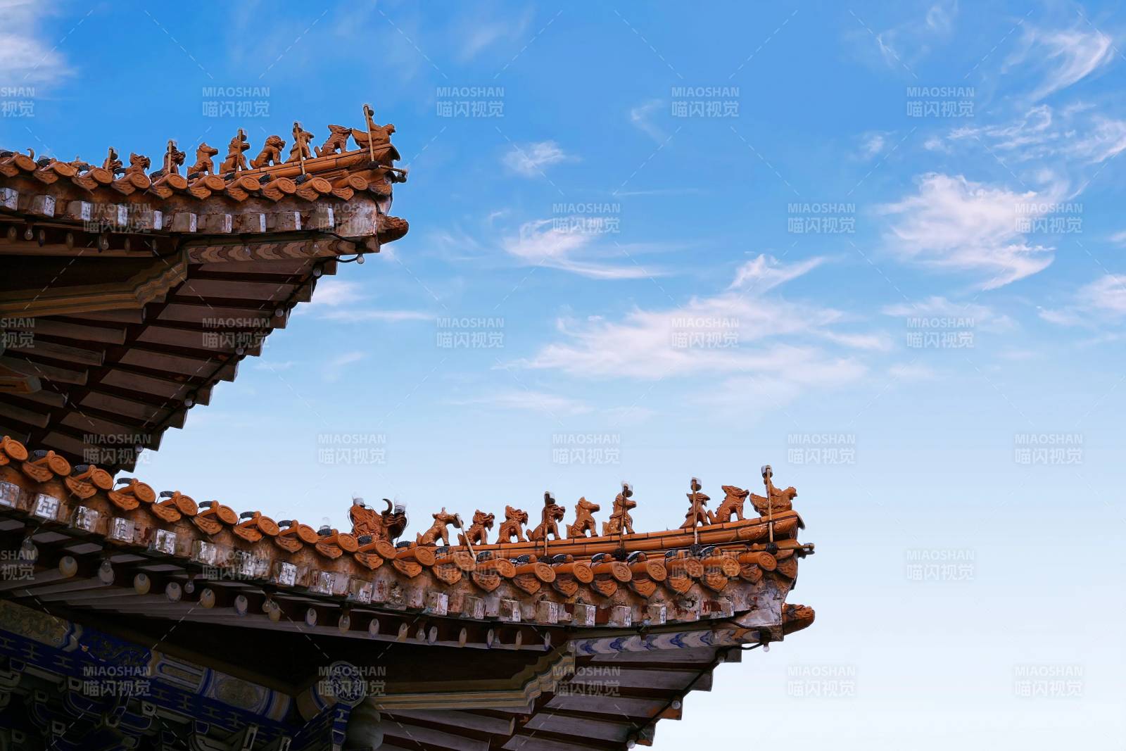 古建筑屋檐下的蓝天图片