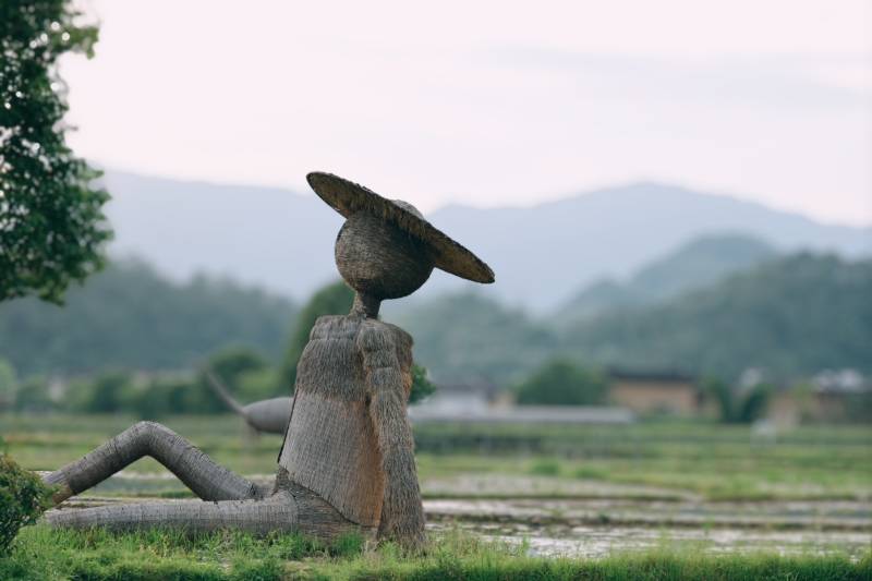 田野上的艺术雕像图片