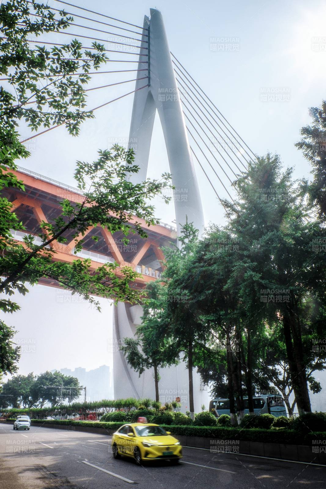 城市桥下出租车图片