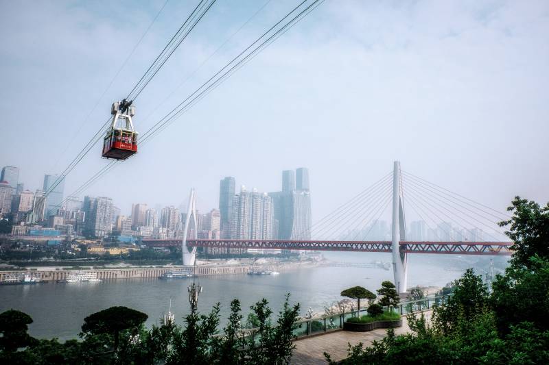 长江索道与城市天际线图片