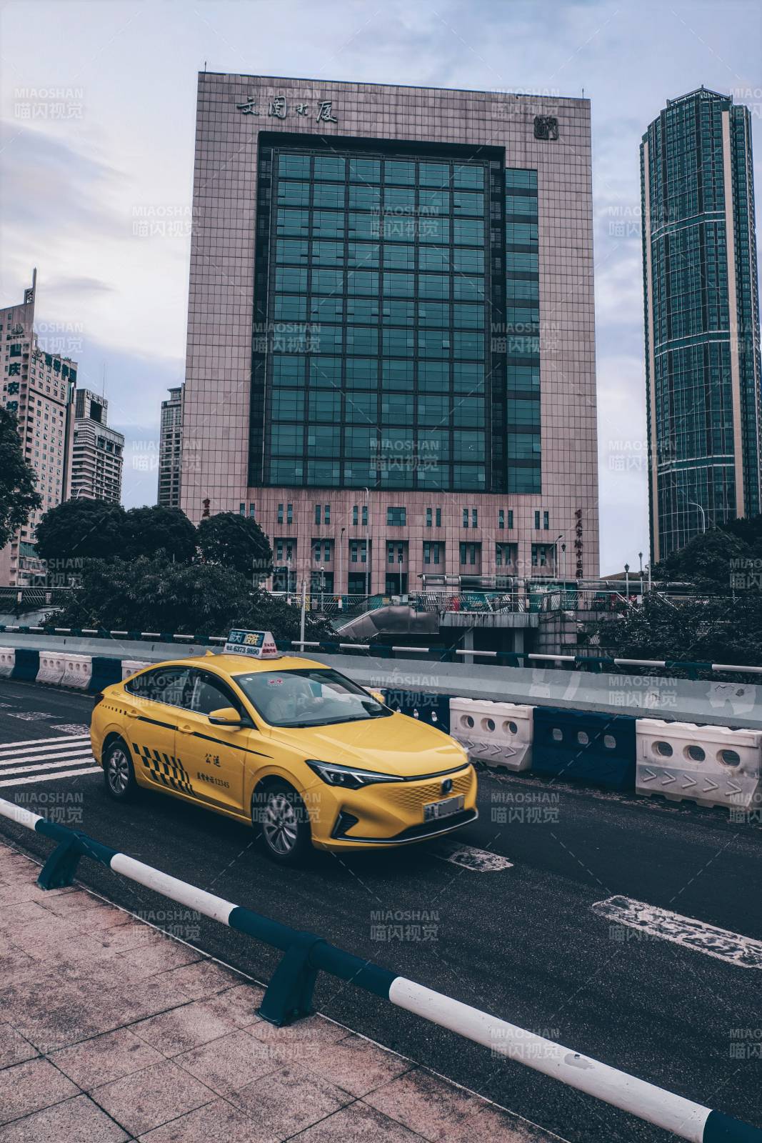 城市街头的黄色出租车图片