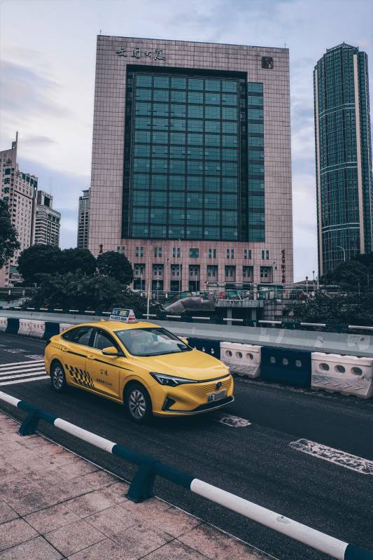 城市街头的黄色出租车图片