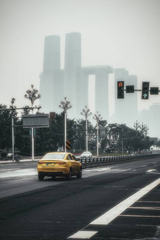 雾中城市 黄色出租车图片